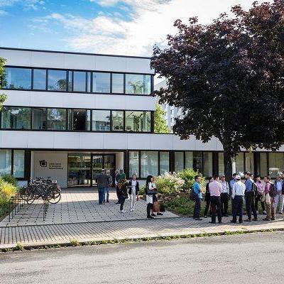 Das Leibniz-Institut für ökologische Raumentwicklung (IÖR) erarbeitet wissenschaftliche Grundlagen, Analysewerkzeuge sowie Instrumente für eine nachhaltige Entwicklung und Transformation von Quartieren, Städten und Regionen. Dazu erforscht es maßstabsübergreifend das Zusammenspiel und die Wechselwirkungen zwischen natürlicher Umwelt, Mensch und Technologien sowie Möglichkeiten gesellschaftlicher Planung und Steuerung. Mit seiner Forschung zielt das IÖR darauf ab, einen tiefgreifenden und umfassenden Wandel zu initiieren, zu beschleunigen und umzusetzen. Es trägt dazu bei, die Entwicklung von Landschafts- und Siedlungsräumen in Einklang mit den natürlichen Lebensgrundlagen zu bringen und Umweltrisiken zu minimieren, sodass sich die Menschen innerhalb ökologischer Grenzen entfalten können.